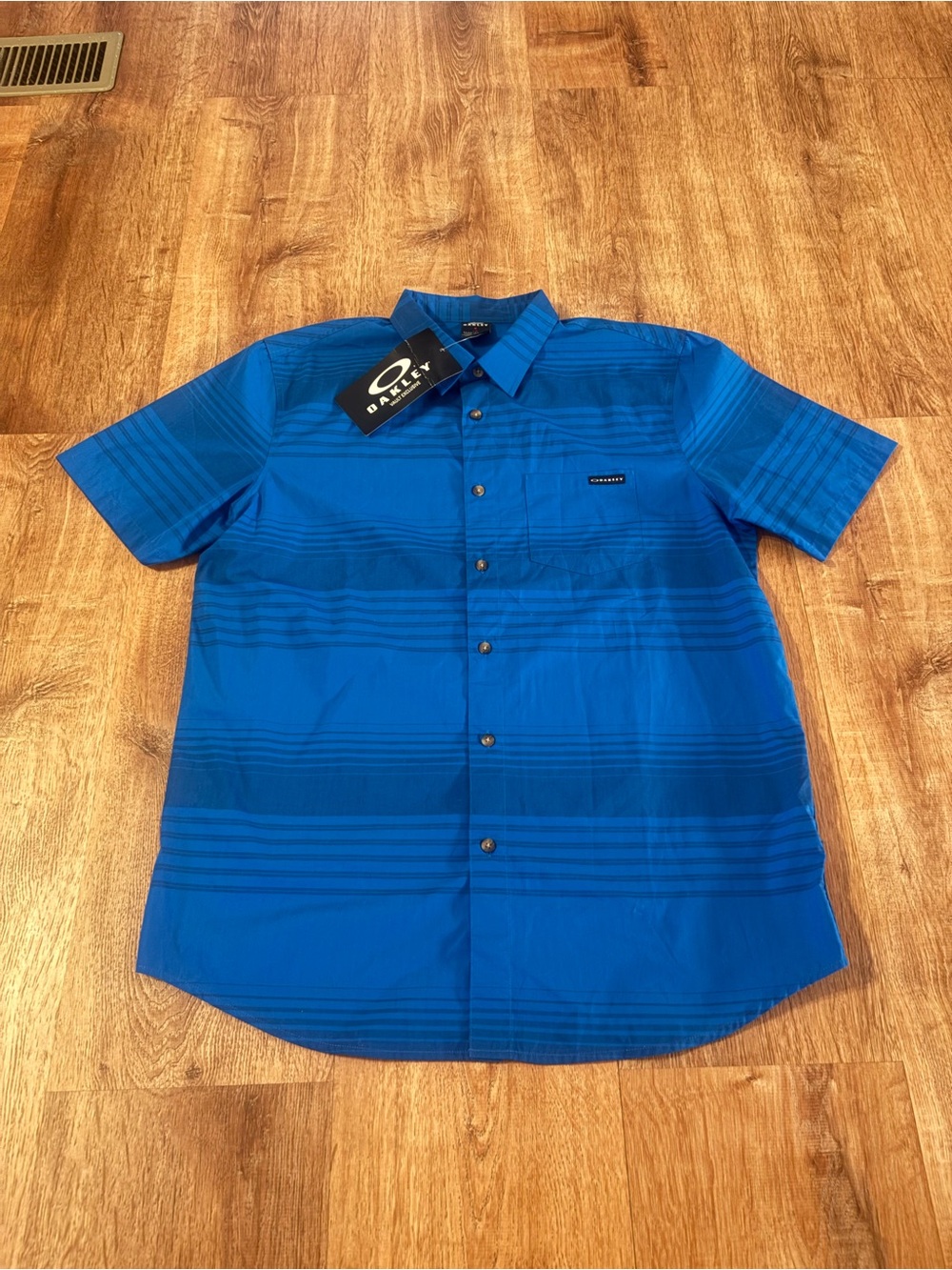 Oakley Men’s L Regular Fit Blue Striped Short Sleeve Button Down Shirt Casual